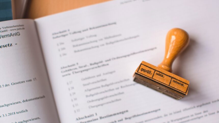 Ein Holzstempel auf einem Papierbogen