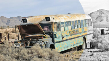 Ein liegengebliebener Bus in einer Wüste