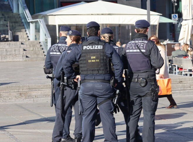 Polizisten aus BW, vor dem Landtag in Stuttgart