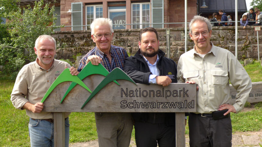 Baden-Württembergs Ministerpräsident Winfried Kretschmann steht vor einem Schild des Nationalparks Schwarzwald. Für eine Vergrößerung um 1.500 Hektar stimmten die Grünen dem Palantir-Gesetz zu.