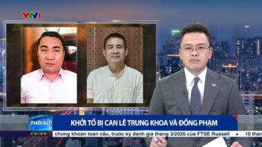 Die Bildschirmaufnahme zeigt einen Fernsehmoderator im vietnamesischen Fernsehen. Im Hintergrund sind Fotos von zwei Personen eingebendet: zwei Verdächtige.