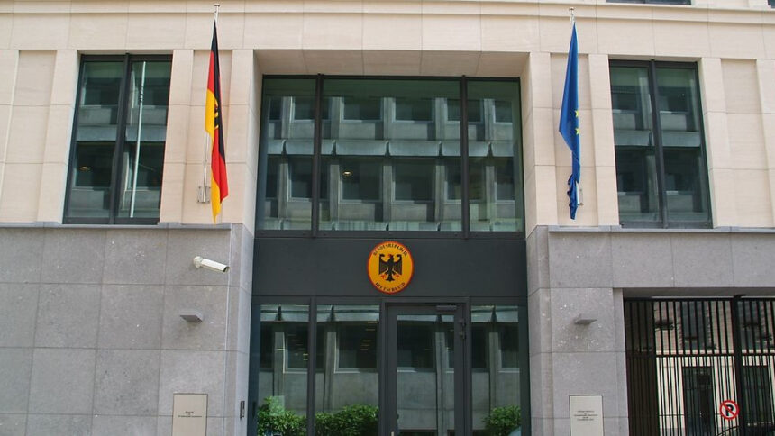 Eingangstor mit Bundeswapppen und Flaggen