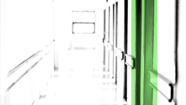 Ein langer heller Flur in einer Klinik.