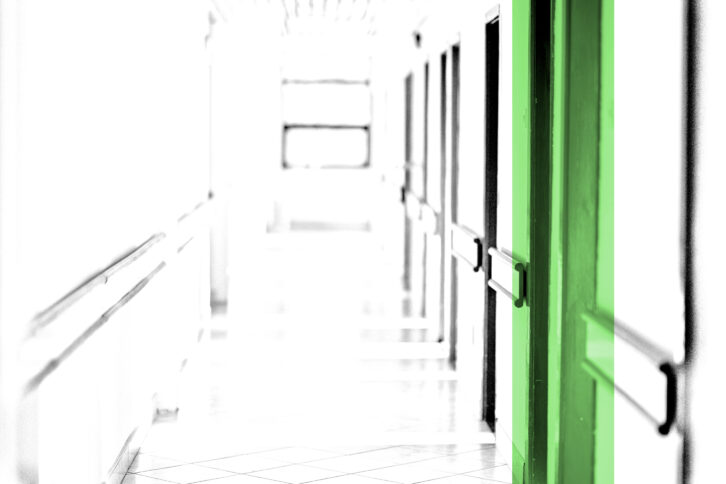 Ein langer heller Flur in einer Klinik.