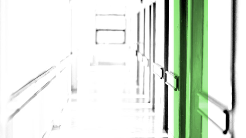 Ein langer heller Flur in einer Klinik.