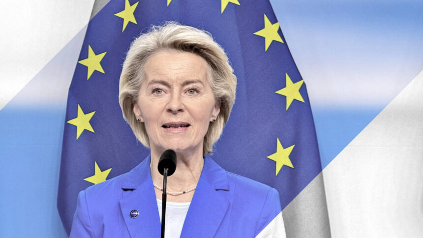 Ein Foto von Ursula von der Leyen vor einem Mikrofon, im Hintergrund eine EU-Flagge, Teile des Bildes sind grau eingefärbt