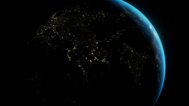 Weltkugel bei Nacht, Rendering, zu sehen sind der europäische, afrikanische und asiatische Kontinent.