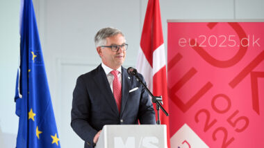 Mann im Anzug an Rednerpult