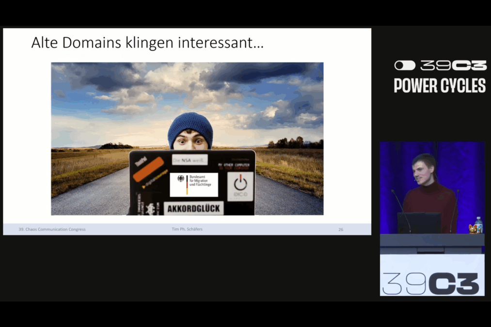 Tim Philipp Schäfers bei seinem Vortrag auf dem 39C3.