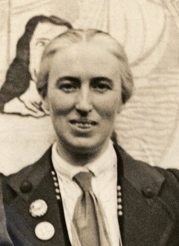 Die Schriftstellerin Clemence Housman blickt leicht lächelnd in die Kamera.