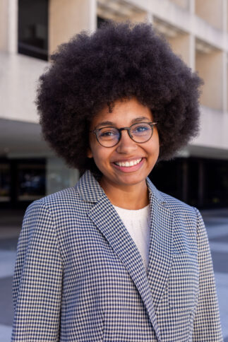 Porträt einer Person mit Brille und Blazer