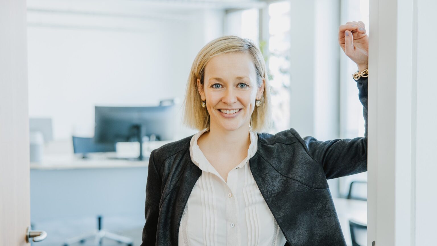 Louisa Specht-Riemenschneider steht im Türrahmen zu einem Büro.