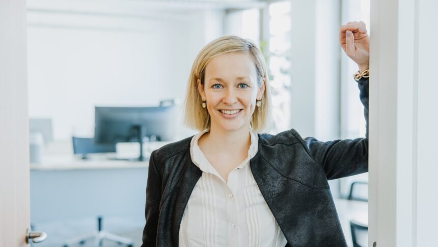 Louisa Specht-Riemenschneider steht im Türrahmen zu einem Büro.