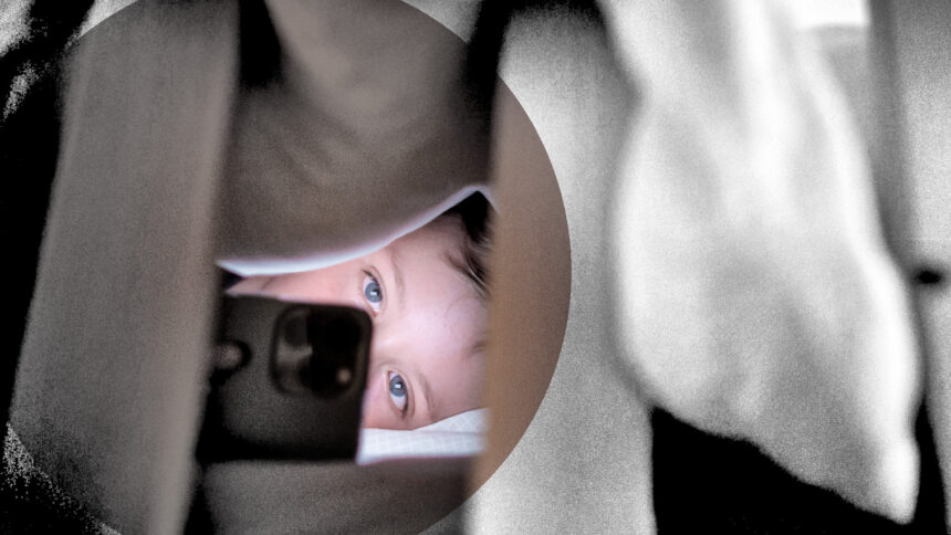 Ein junger Mensch im Bett mit Smartphone vor dem Gesicht