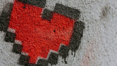 Herz mit Pixeln an Wand gesprüht.