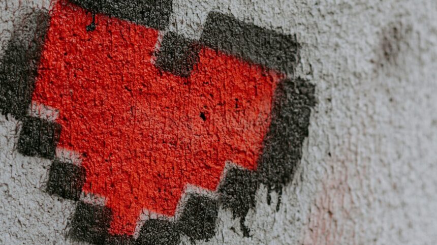 Herz mit Pixeln an Wand gesprüht.