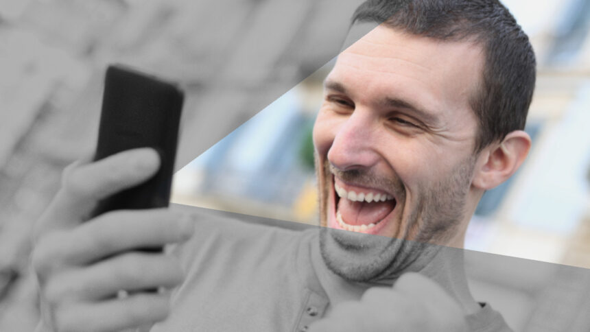 Ein Mann jubelt seinen Smartphone-Bildschirm an.