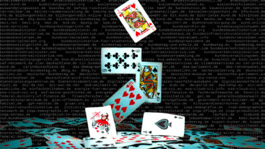 Im Vordergrund fallen Spielkarten auf einen Tisch. Auf dem schwarzn Hintergrund stehen sehr viele verschiedene Domains.