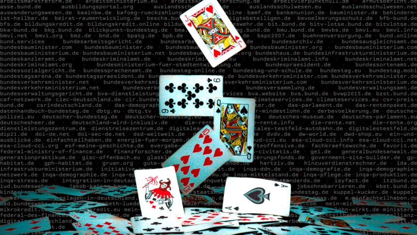 Im Vordergrund fallen Spielkarten auf einen Tisch. Auf dem schwarzn Hintergrund stehen sehr viele verschiedene Domains.