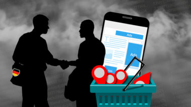 Zwei Menschen geben sich einen Handschlag. Einer hat eine kleine Deutschland-Flagge an der Tasche. Ein anderer hat einen Korb mit Standortdaten hinter sich. Außerdem ein Handy, auf dem Werbe-Anzeigen zu sehen sind. Sie Szene symbolisiert den Kauf von Standortdaten durch staatliche Stellen.