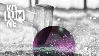 Ein Hammer zersplittert Glas