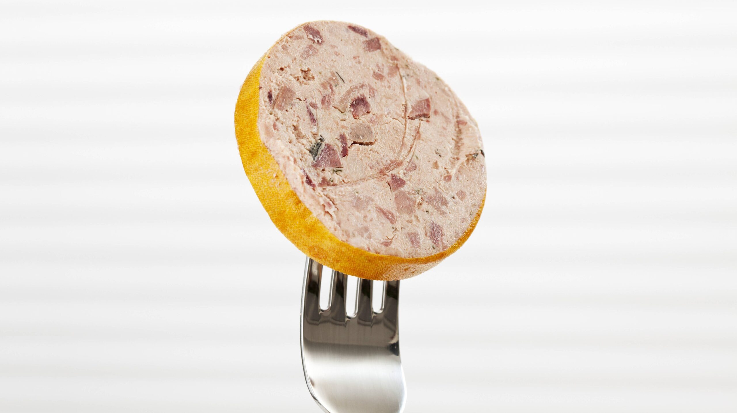 Leberwurst auf Gabel.