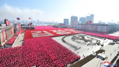 Militärparade in Nordkorea, viele Menschen in Reih und Glied.