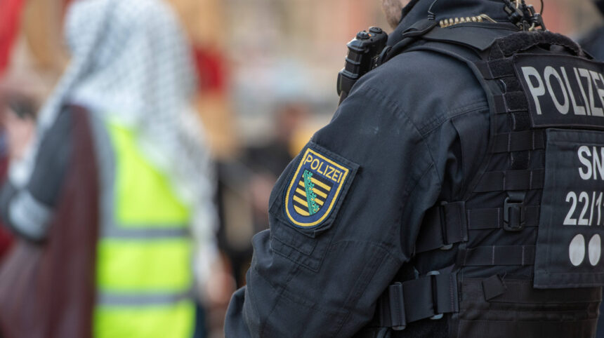 Sächsischer Polizist bei einer Demonstration.