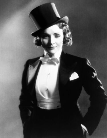 Marlene Dietrich mit Zylinder und Frack. 