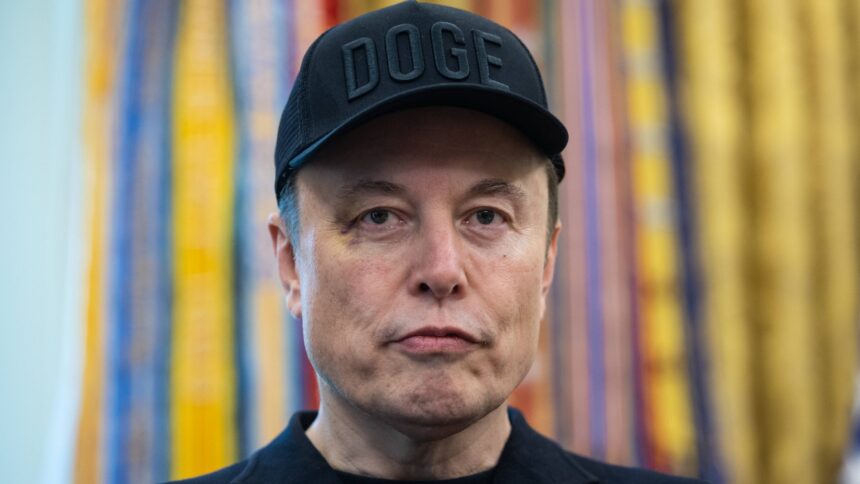 Elon Musk mit schwarzem Käppi und blauem Auge