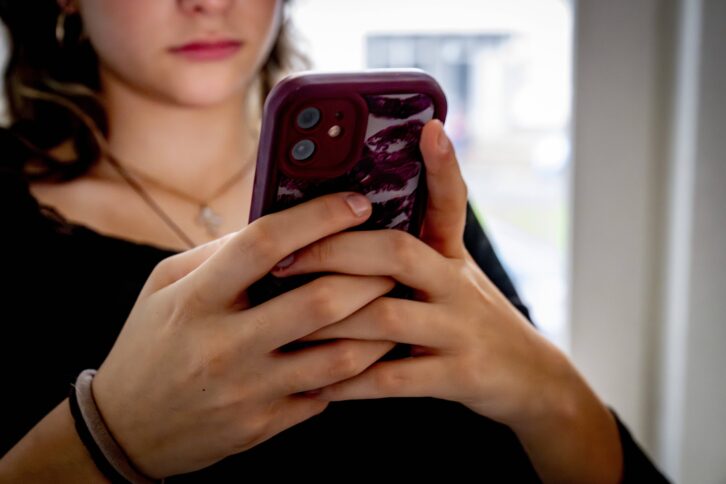 Jugendliche mit Smartphone in der Hand