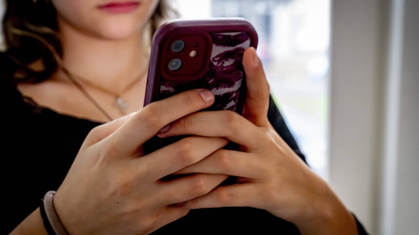 Jugendliche mit Smartphone in der Hand