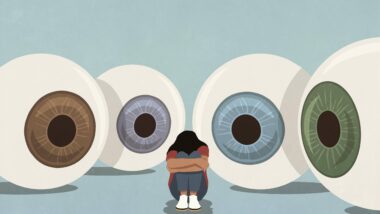 Eine Illustration von vier riesigen Augäpfeln, die einen Menschen betrachten, der den Kopf zwischen den Armen verbirgt.