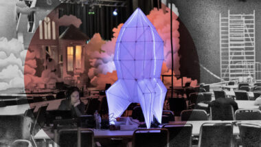 Die Szene vom 37. Chaos Communications Congress zeigt eine beleuchtete Rakete und eine Person, die an einem Konferenztisch sitzt