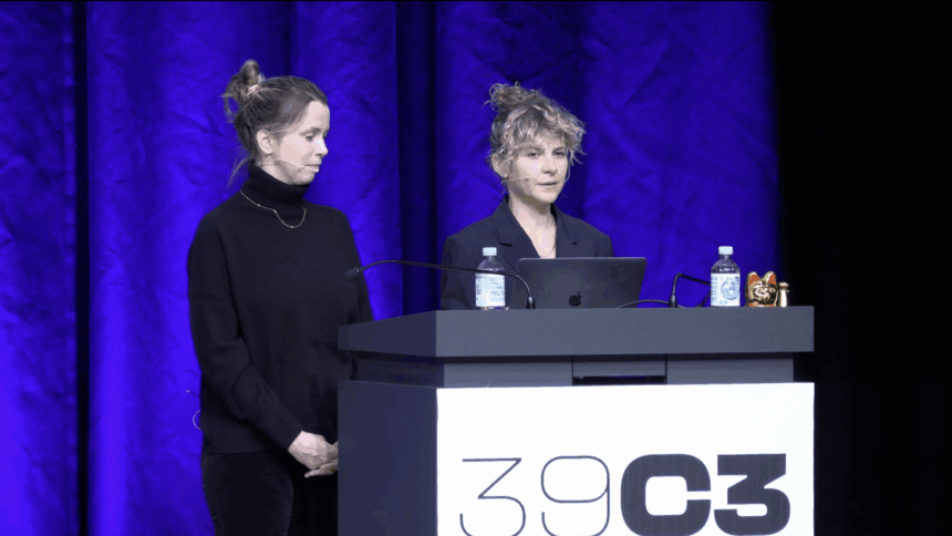 Hannah Vos und Vivian Kube auf der Bühne vom 39c3, im Hintergrund ein blau beleuchteter Vorhang