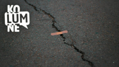 Ein Pflaster klebt auf einem Riss im Asphalt