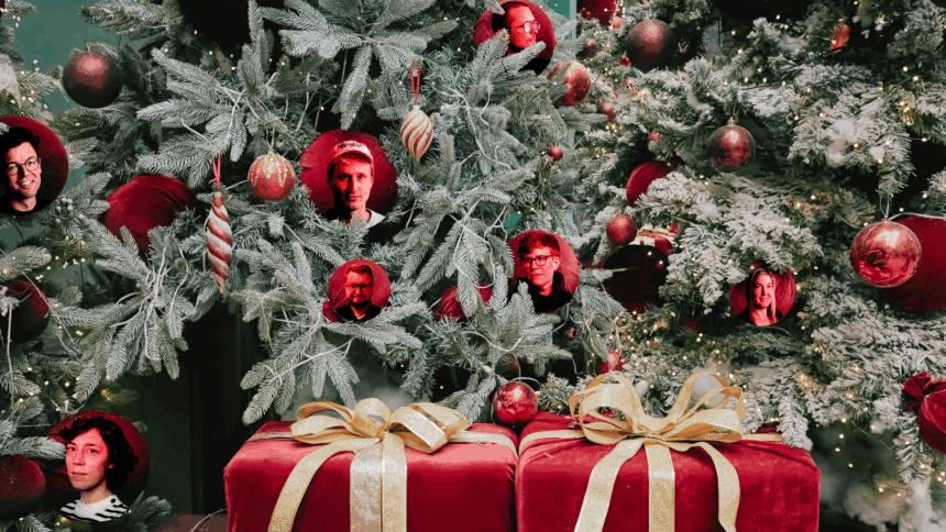 Eine Weihnachtsszene mit roten Geschenken und Kugeln am Baum, in die Kugeln sind Gesichter der Teammitglieder fotomontiert.