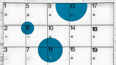 Ein Schließfachschrank, wo auf jeder Tür eine Zahl klebt.