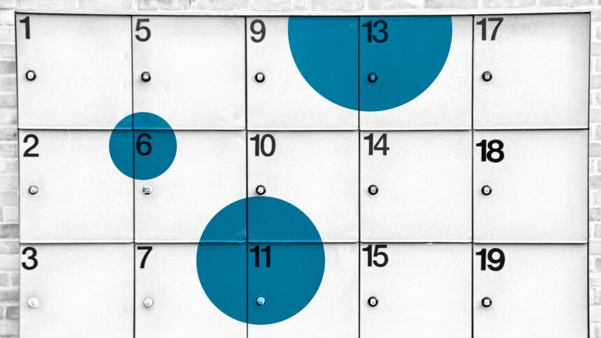 Ein Schließfachschrank, wo auf jeder Tür eine Zahl klebt.