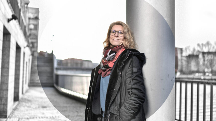 Die Berliner Datenschutzbeauftragte Meike Kamp steht vor einer Säule an der Spree in Berlin.