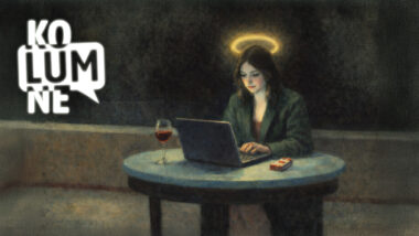 Ein KI-generiertes Bild, das eine Person mit Heiligenschein an einem Tisch zeigt. Vor ihr ein Laptop, ein Glas Rotwein und eine Schachtel Zigaretten.