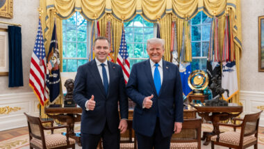 Zwei Männer in Anzügen im Oval Office des Weißen Hauses.