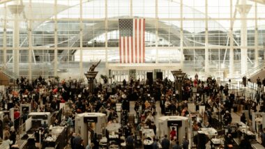 Flughafenhalle in Denver, im Hintergrund eine große US-Flagge