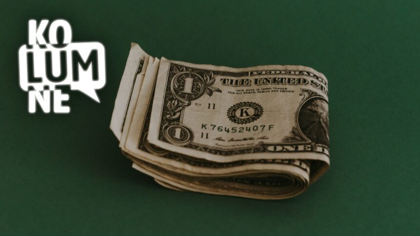 Ein Bündel Dollarscheine vor grünem Hintergrund