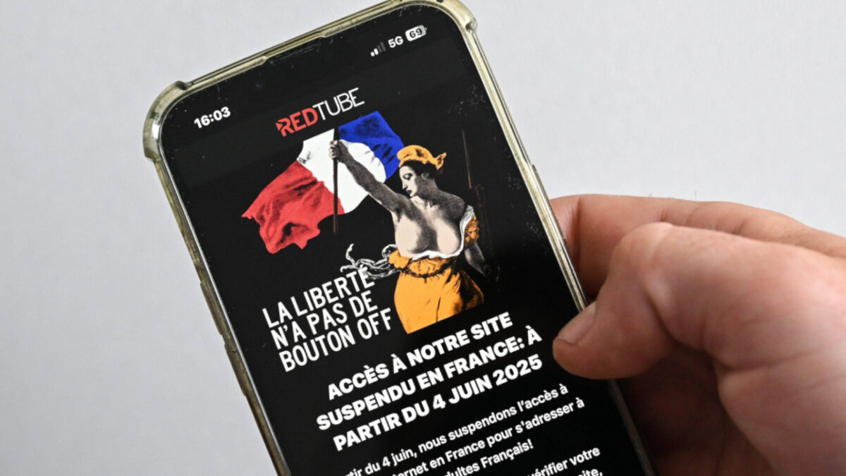 Ein Smartphone zeigt die Nachricht, die Aylo während der Sperre in Frankreich anzeigte.