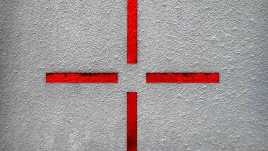 Ein rotes Fadenkreuz.