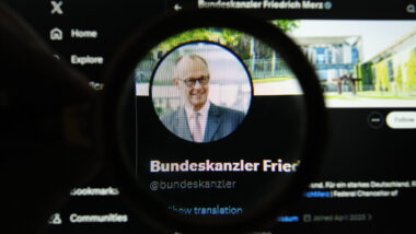 Auf einem Laptop wurde das Soziale Netzwerk X mit dem offiziellen Account von Bundeskanzler Friedrich Merz aufgerufen. Screenshot der Seite und des Accounts.