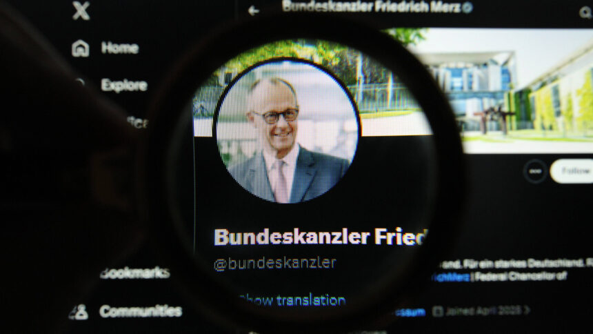 Auf einem Laptop wurde das Soziale Netzwerk X mit dem offiziellen Account von Bundeskanzler Friedrich Merz aufgerufen. Screenshot der Seite und des Accounts.