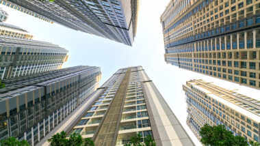 Ein Blick von unten auf eine Gruppe extrem hoher Wolkenkratzer in Ho Chi Minh City, Vietnam.