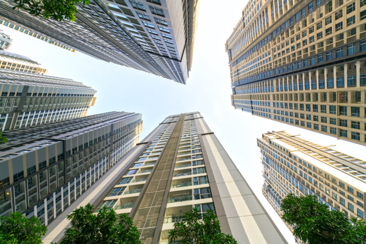 Ein Blick von unten auf eine Gruppe extrem hoher Wolkenkratzer in Ho Chi Minh City, Vietnam.